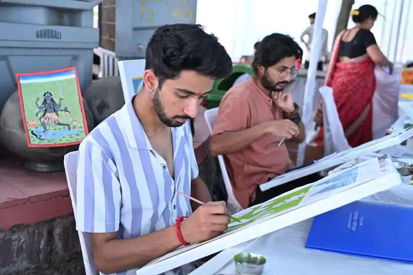 मप्र में सदानीरा समागम में देशभर से आये 100 से अधिक कलाकारों ने चित्रों से दिया जल-पर्यावरण का संदेश