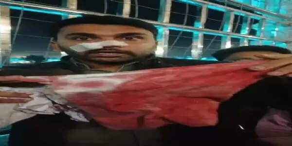 मंदिर दर्शन आए श्रद्धालु को सिक्योरिटी गार्ड ने पीटा, फर्श पर फैला खून भी उसी से साफ करवाया
