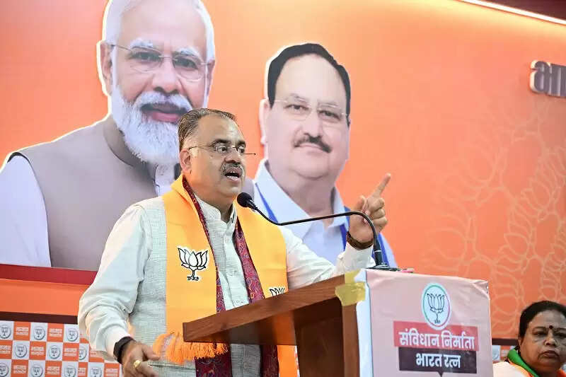 कांग्रेस की चार पीढ़ियां बाबा साहब को अपमानित करती रहीं, चार गज जमीन तक नहीं दीः तरुण चुघ