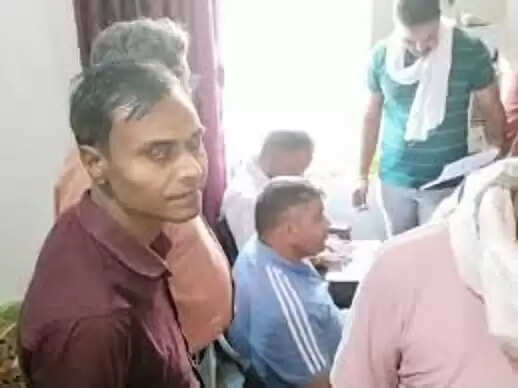 शिवपुरी: लाेकायुक्त&nbsp;ने&nbsp;पटवारी&nbsp;काे&nbsp;तीन हजार रुपये की रिश्वत लेते गिरफ्तार&nbsp;किया,&nbsp;खसरे में सुधार के लिए मांगी&nbsp;थी&nbsp;रकम