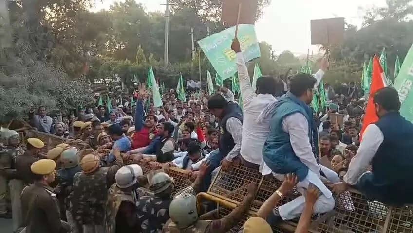 “अरावली बचाओ–देश बचाओ” की हुंकार से गूंजा अलवर: कटी घाटी से मिनी सचिवालय तक कांग्रेस ने निकाली रैली