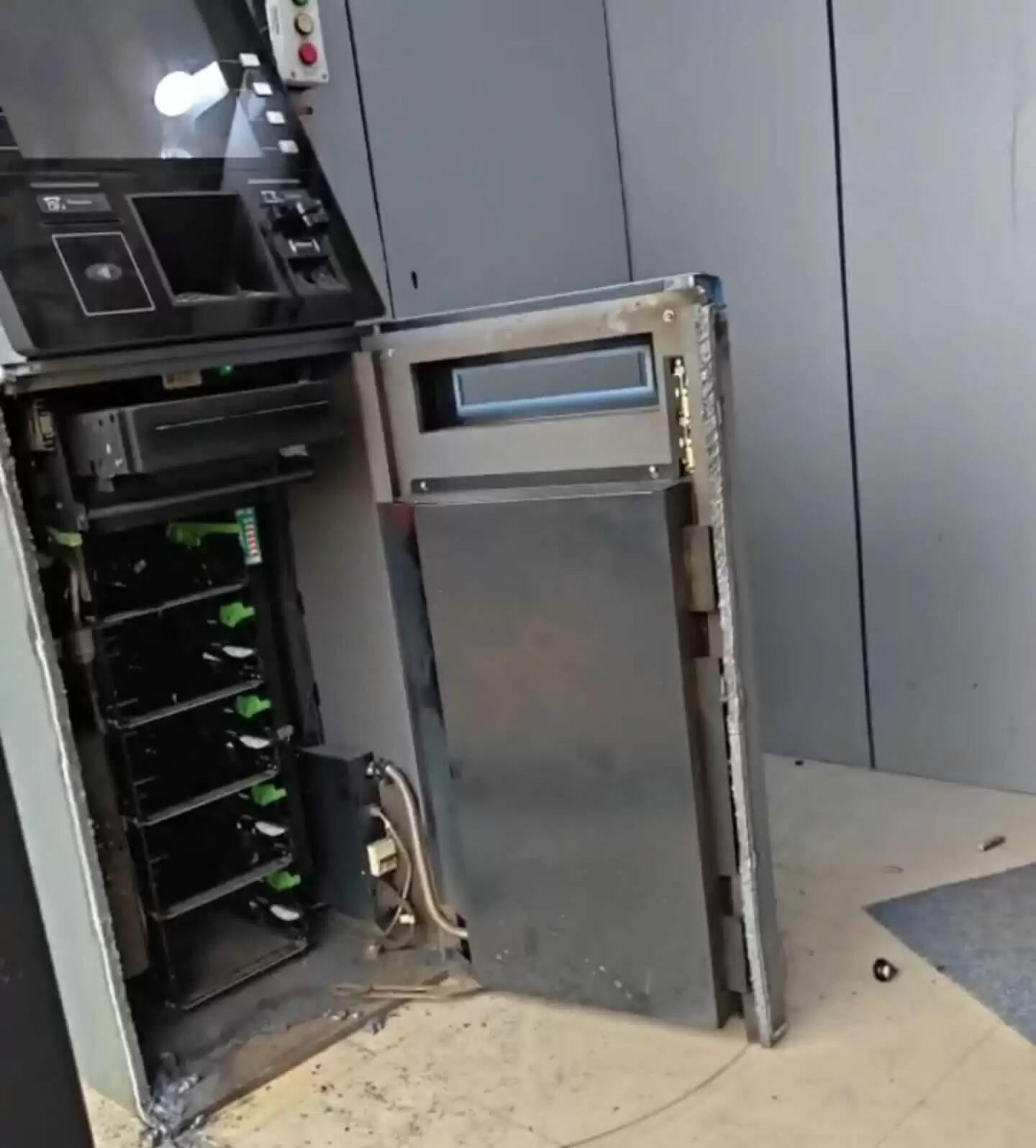 एटीएम मशीन काट कर 23.52 लाख की चोरी