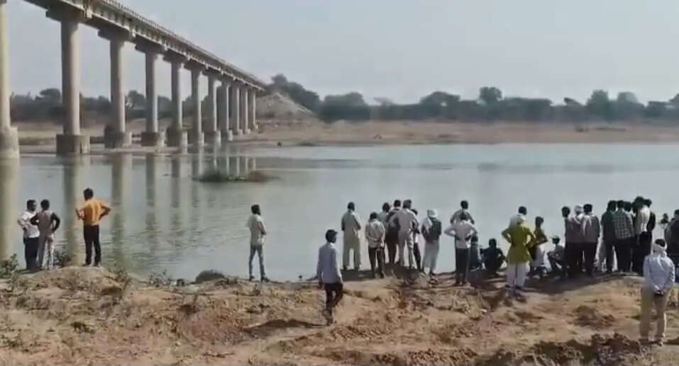 पुल के पास बेतवा नदी में डूबा किशोर, मौत