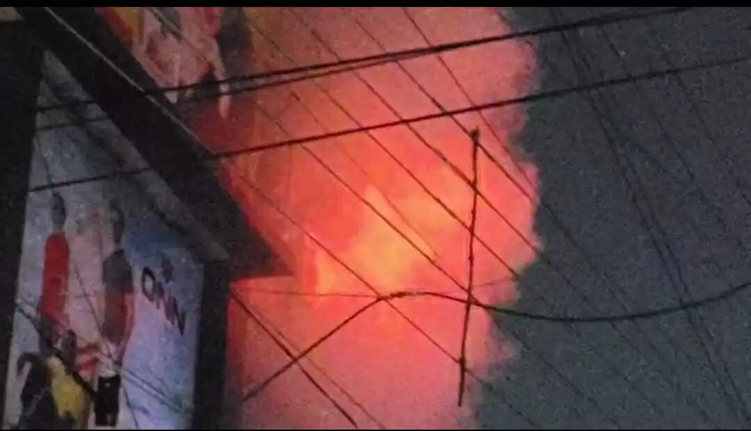 जबलपुर में एक दिन के अंतर से दूसरा बड़ा अग्नि हादसा, कपड़े के शोरूम में लगी भीषण आग