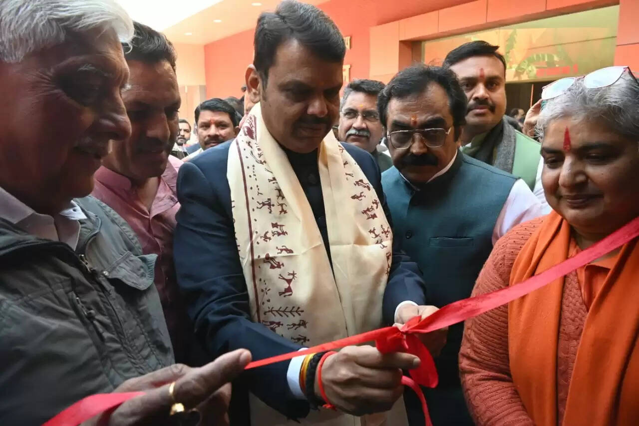 महाराष्ट्र के मुख्यमंत्री ने किया रामायण पर आधारित भव्य कला प्रदर्शनी राम के रंग तूलिका के संग का शुभारंभ