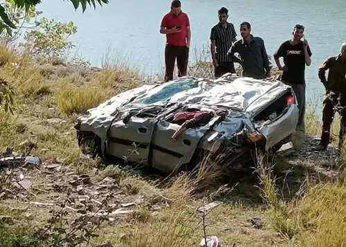 पंडोह बांध के पास गिरी, पांच की मौत, मरने वालों में 3 महीने की बच्ची व एक दंपति भी शामिल