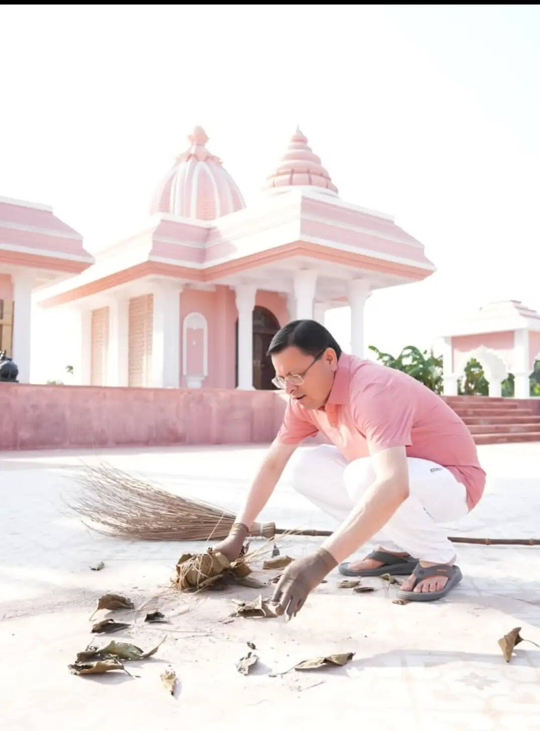 खटीमा में मुख्यमंत्री धामी ने चलाया स्वच्छता अभियान, पर्यावरण संरक्षण को जनआंदोलन बनाने का किया आह्वान