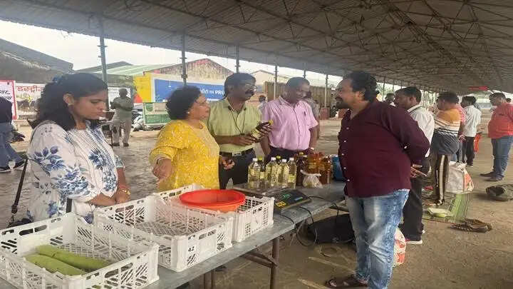 जबलपुरः साप्ताहिक जैविक हाट में दिखा खरीदारी का उत्साह, खेत से बाजार तक पहुंची किसानों की जैविक उपज