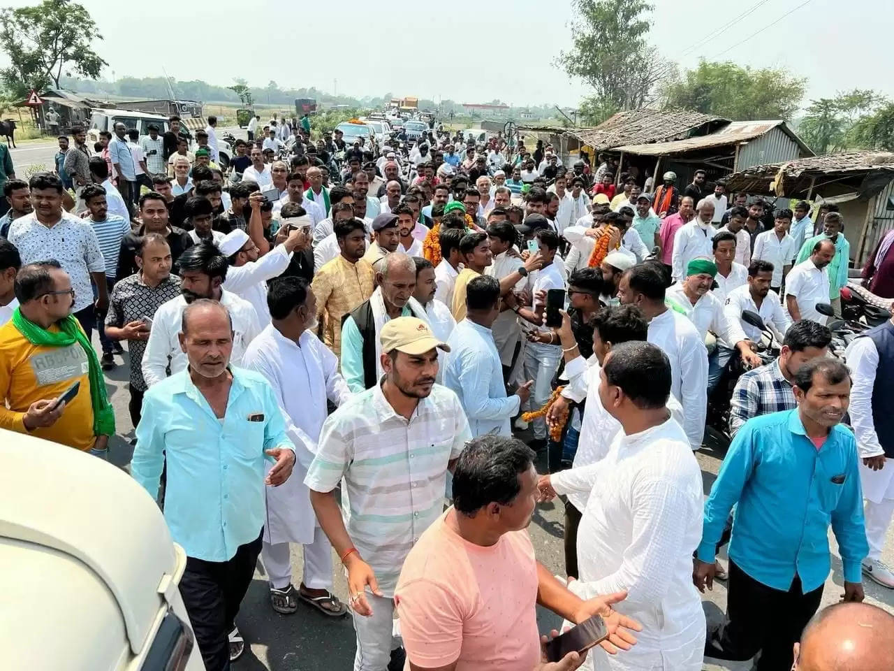 सिंबल लेकर लौटे अररिया से राजद प्रत्याशी शाहनवाज़ आलम का नरपतगंज में हुआ जोरदार स्वागत