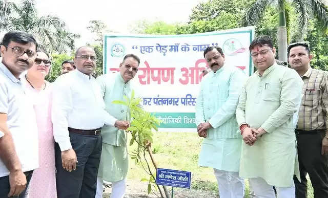 प्रभारी मंत्री ने कृषि प्रौद्योगिकी विश्वविद्यालय परिसर में लगाया रुद्राक्ष का पौधा