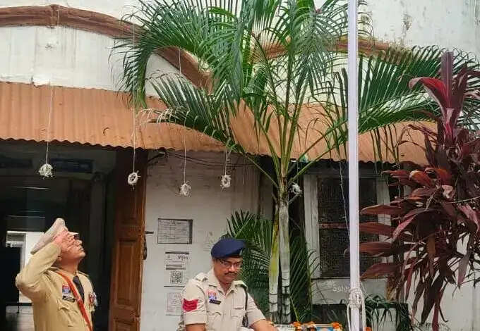 रायगढ़ जिला पुलिस कार्यालय और थाना-चौकियों में शान से लहराया तिरंगा