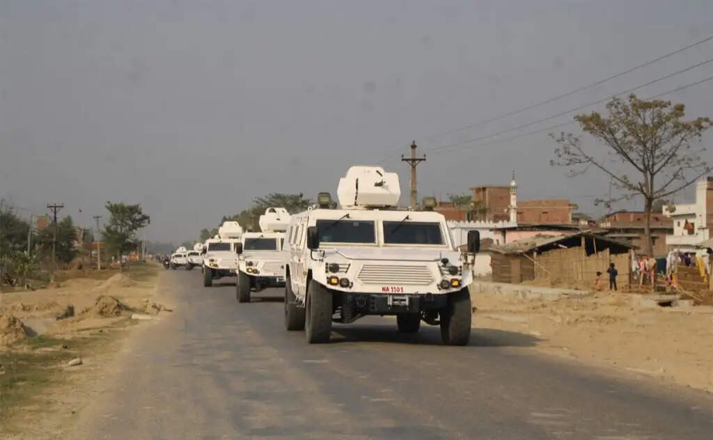 संसदीय चुनाव में सुरक्षा को लेकर नेपाली सेना ने सड़कों पर उतारी बख्तरबंद गाड़ियां