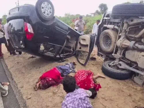 दो कारों की टक्कर में दो महिलाओं की मौत, पांच घायल