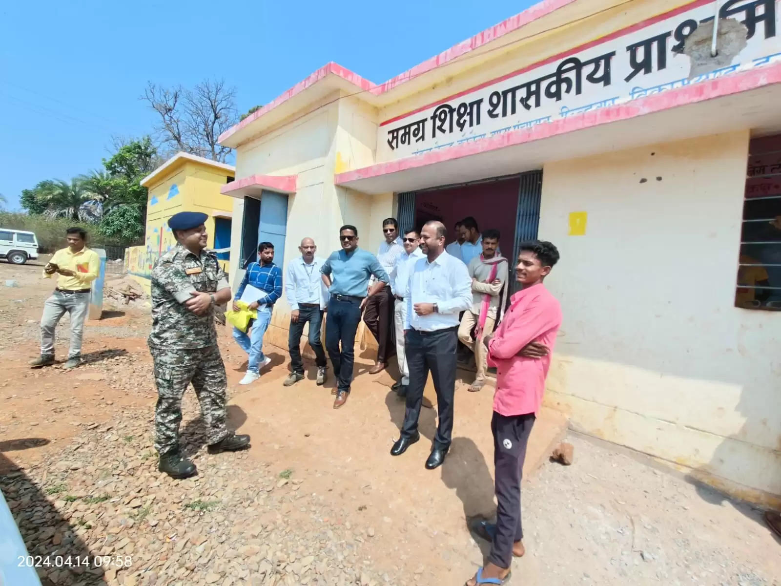 जगदलपुर : अति संवेदनशील क्षेत्र चांदामेटा और कोलेंग के मतदान केंद्र का किया निरीक्षण