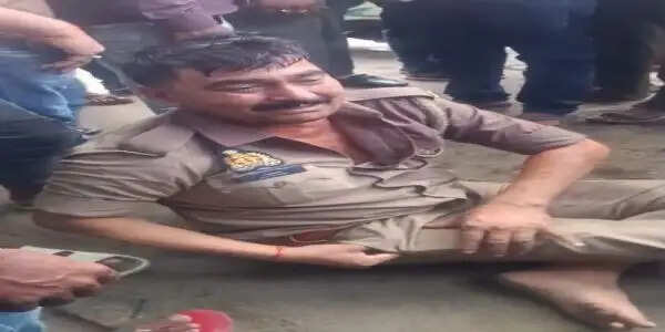 नशे में धूुत सिपाही ने जिला अस्पताल और सड़क पर किया हंगामा एसएसपी ने किया निलंबित