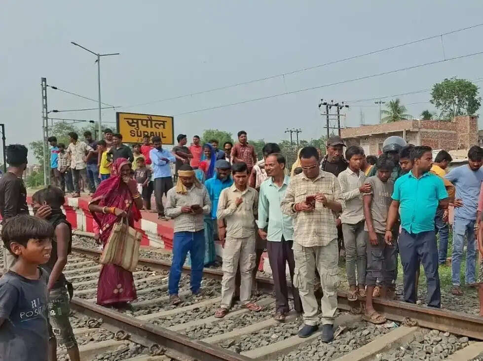सुपौल रेलवे स्टेशन के पास अमृत भारत एक्सप्रेस की चपेट में आने से युवती की मौत