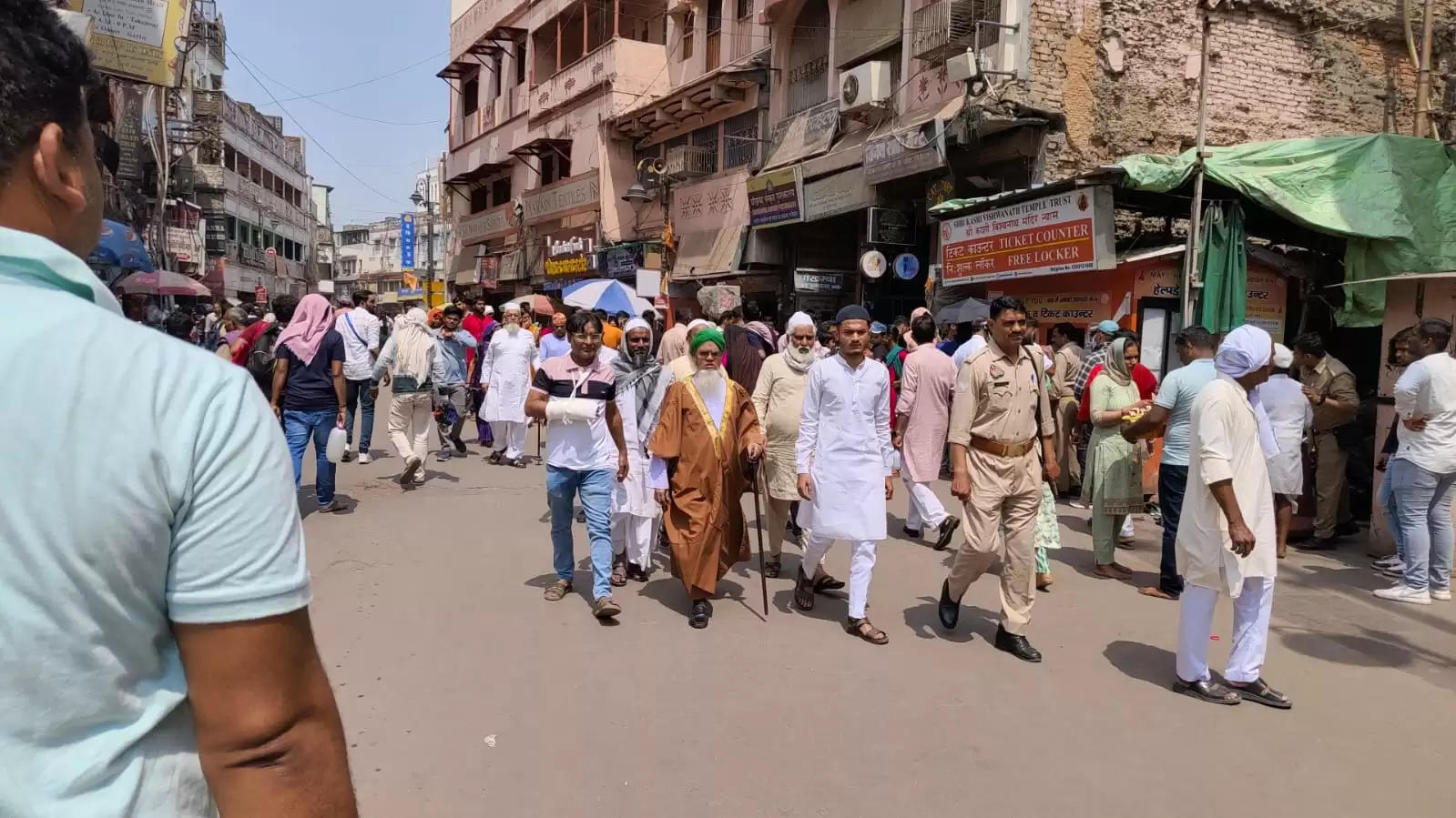 कड़ी सुरक्षा के बीच जुमे की नमाज संपन्न, जवानों ने अफसरों के साथ रूट मार्च किया