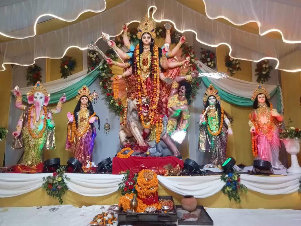 वाराणसी: शारदीय नवरात्र के महानवमी तिथि पर पूजा पंडालों में आस्था का जनसैलाब