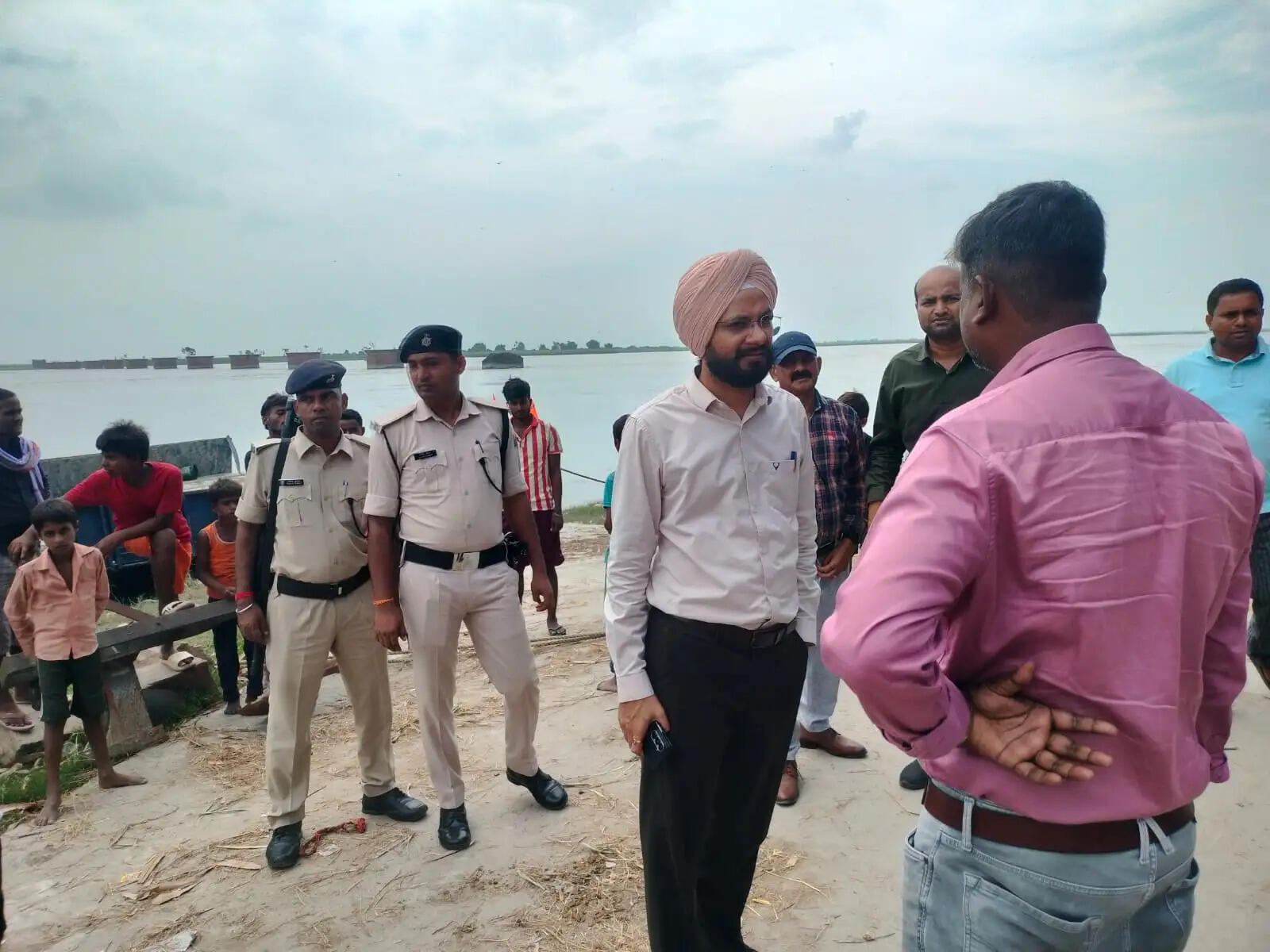 बगहा अनुमंडल क्षेत्र में तटबंध एवं घाटों का पश्चिम चम्पारण जिला पदाधिकारी ने किया निरीक्षण