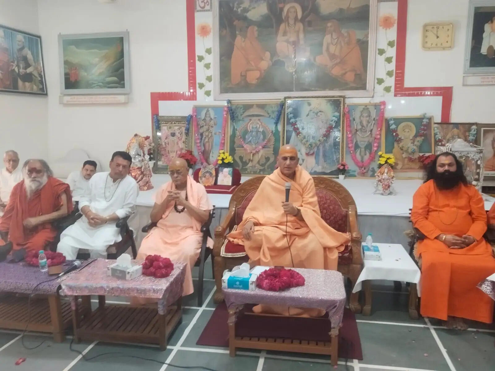 गरीबों की सेवा ही ईश्वर प्राप्ति का मार्ग: स्वामी अवधेशानंद गिरी
