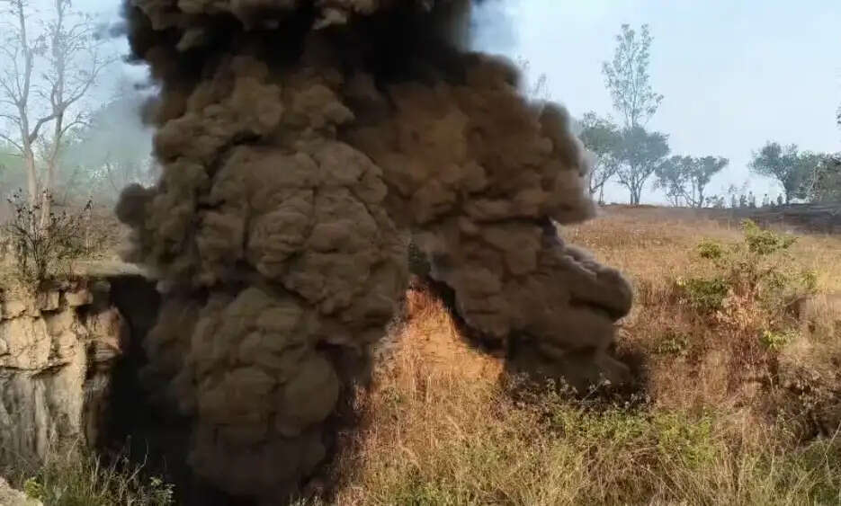 अवैध कोयला खदान में लगी भीषण आग