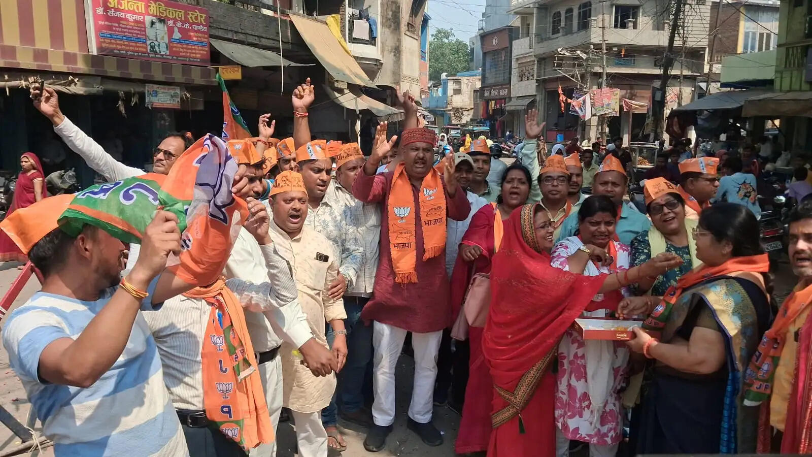मीरजापुर : तीन राज्यों में जीत पर भाजपा कार्यकर्ताओं में खुशी की लहर, मिष्ठान बांटकर मनाया जश्न