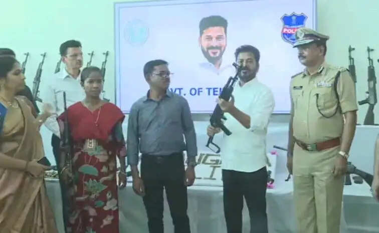 तेलंगाना में 130 माओवादियों का सामूहिक आत्मसमर्पण, मुख्यमंत्री रेवंत रेड्डी की मौजूदगी में सौंपे हथियार