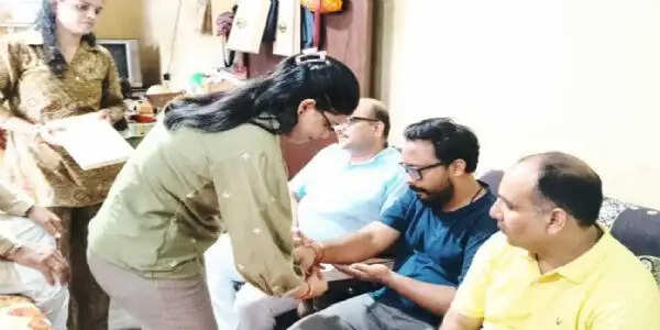 रक्षाबंधन पर शहीद विशाल पाण्डेय की बहनों से कांग्रेसजनों ने बंधवाई राखी