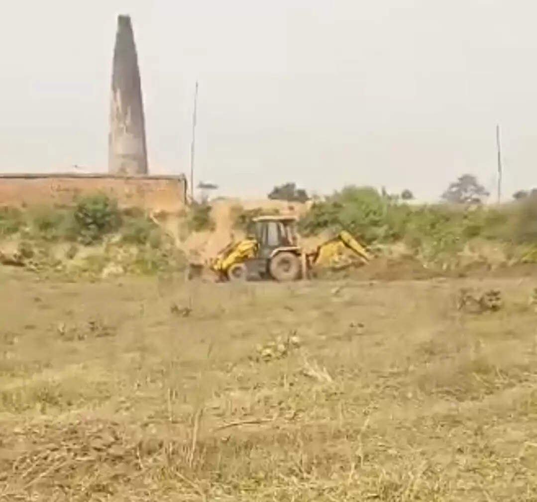 भू-माफिया जालसाजी कर गैरमजरुआ जमीन पर जमा रहे कब्जा, सीओ ने रोका काम