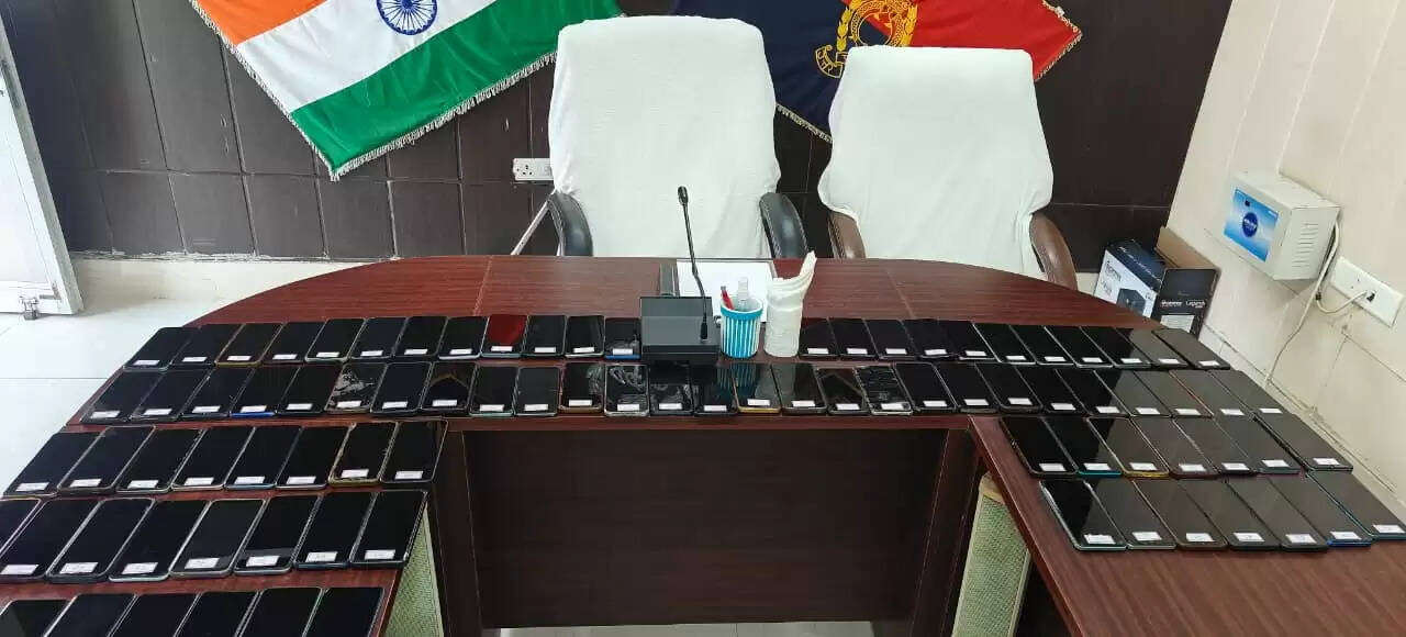 अमेठी पुलिस ने 13 लाख के 86 खोए मोबाइल लौटाए