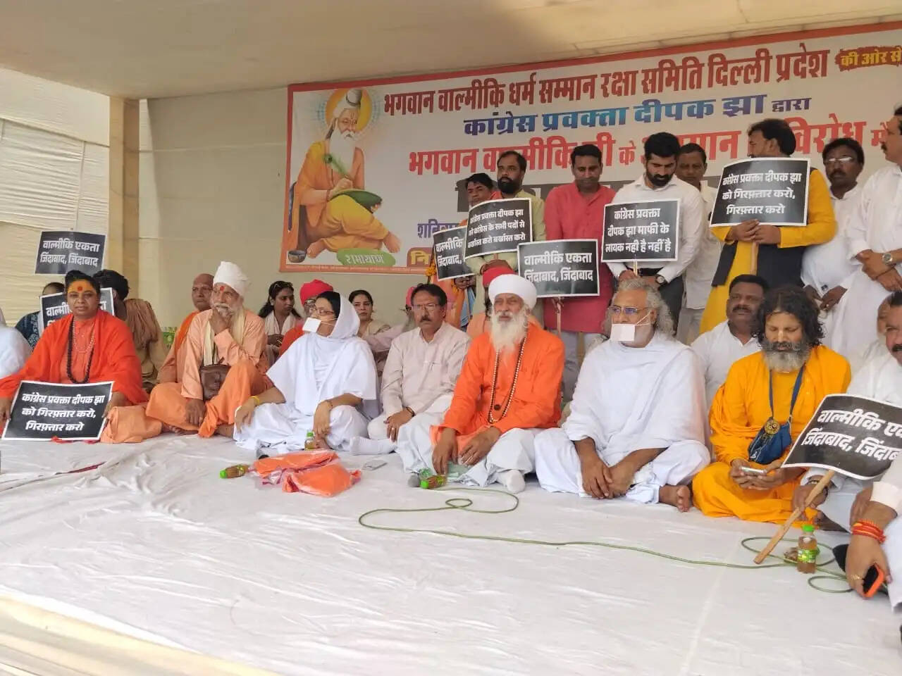 महर्षि वाल्मीकि के अपमान के विरोध में आयोजित धरने में शामिल हुए भाजपा प्रदेश अध्यक्ष हर्ष मल्होत्रा