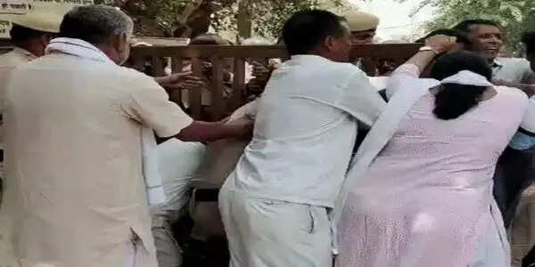 रेवाड़ी अनाज मंडी में किसानों ने जड़ा ताला