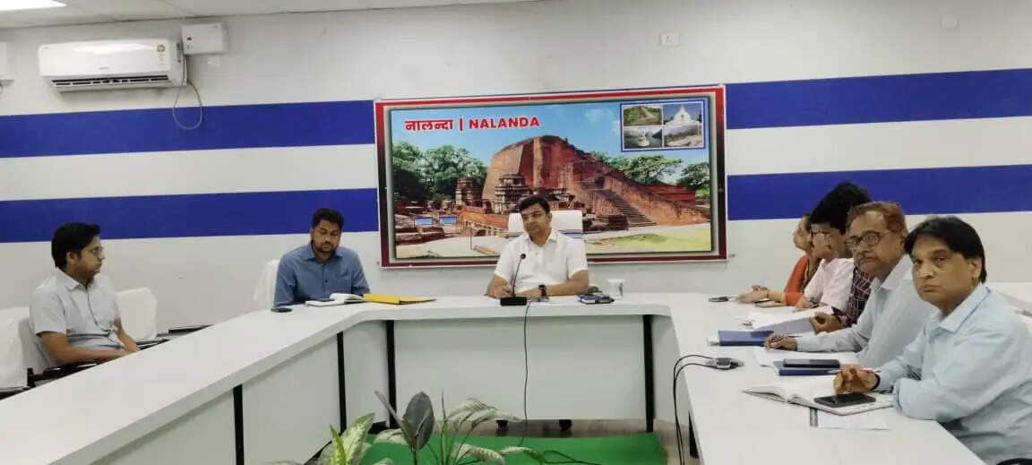 मलमास मेला श्रद्धालुओं की सुविधा के लिए एआई काउंटर मोबाइल एप व वेबसाइट का किया जायेगा प्रबंध: डीएम