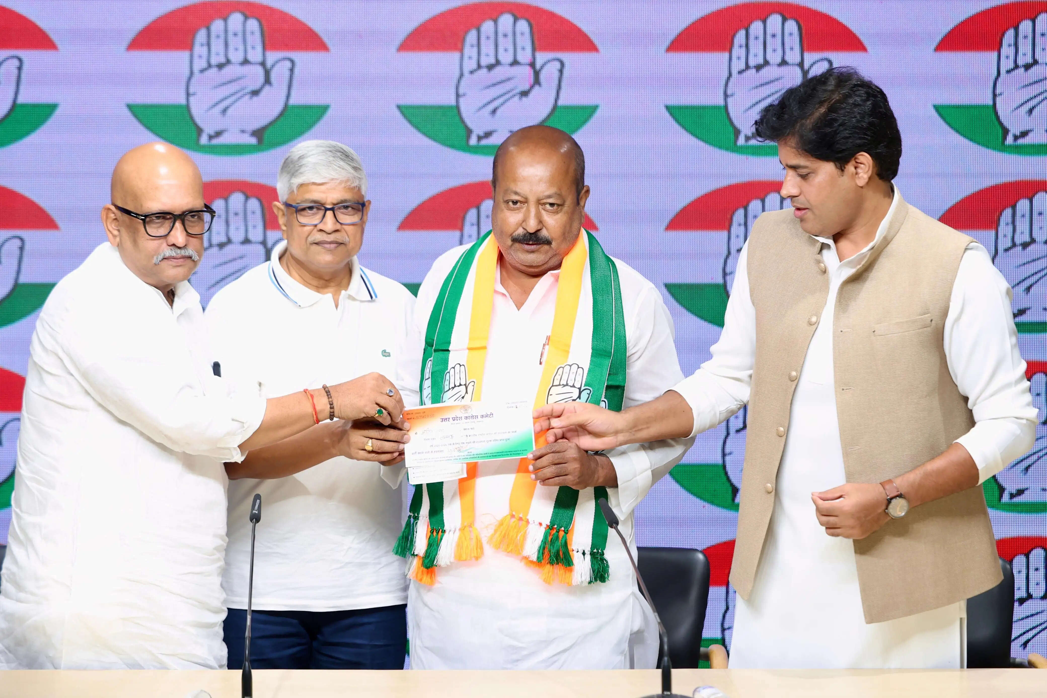 एआईएमआईएम के पूर्व प्रवक्ता सैयद आसिम वकार कांग्रेस में शामिल
