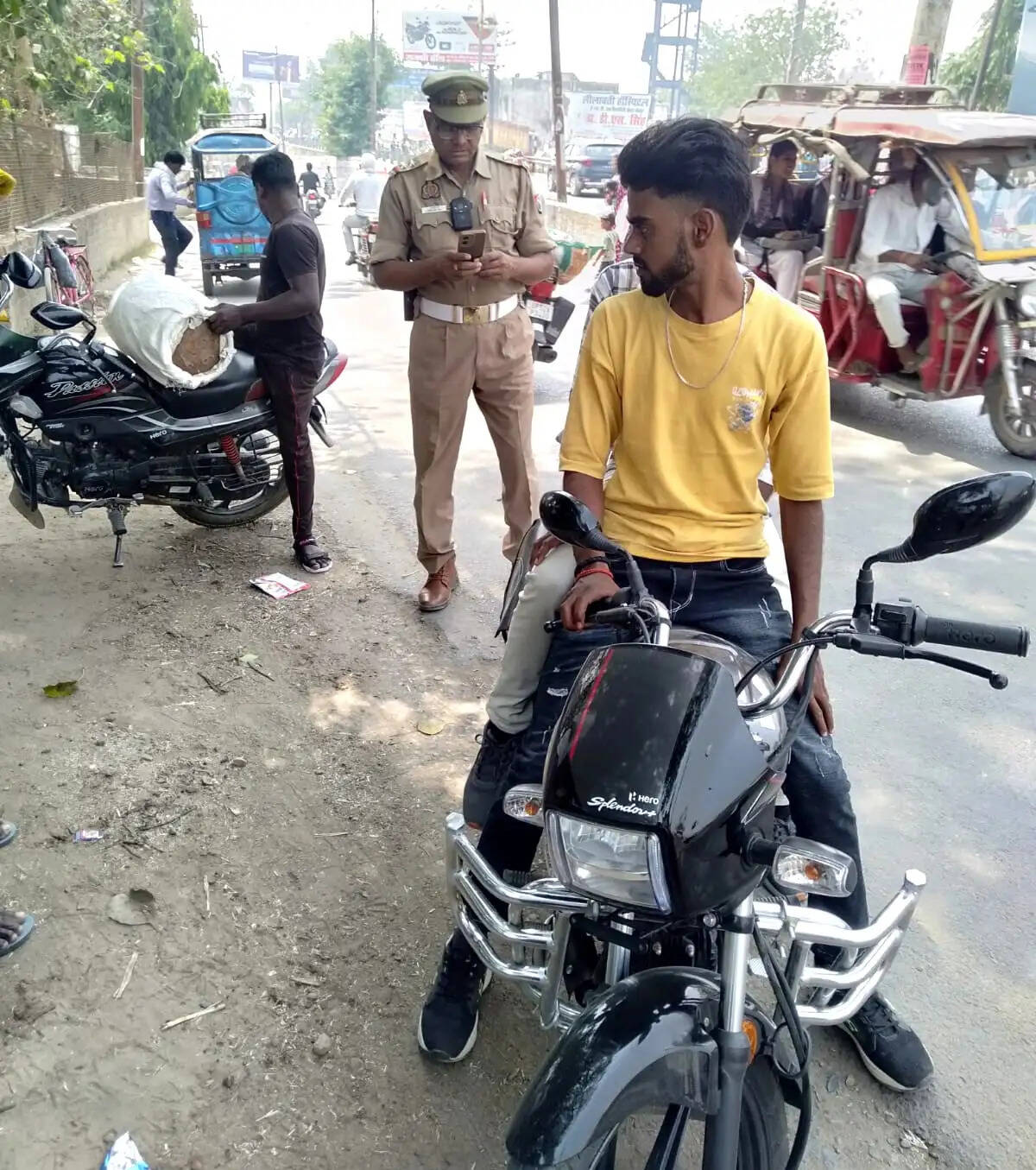 देवरिया में यातायात पुलिस का अभियान: 54 वाहनों का चालान, 2 वाहन सीज