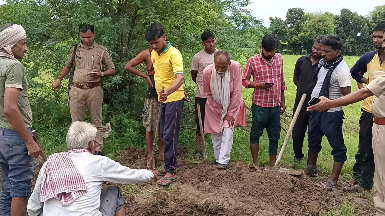 छह माह पहले हुई घटना में मौत के मामले काे लेकर खोदी गई कब्र