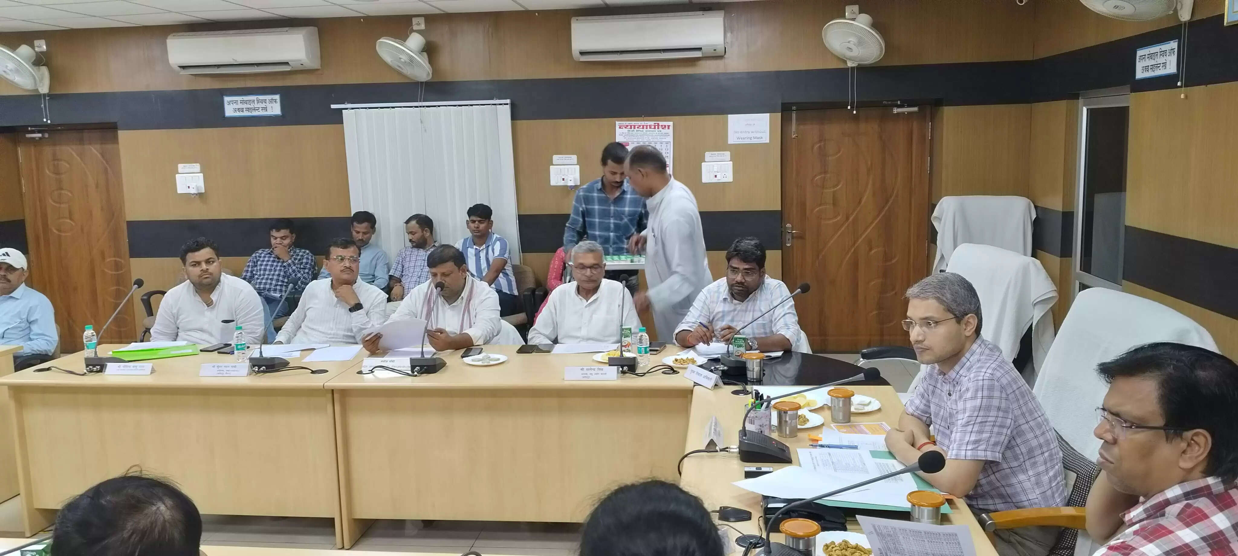 निवेश मित्र पोर्टल में लंबित आवेदनों का संबंधित अधिकारी समय से करें निस्तारण: जिलाधिकारी