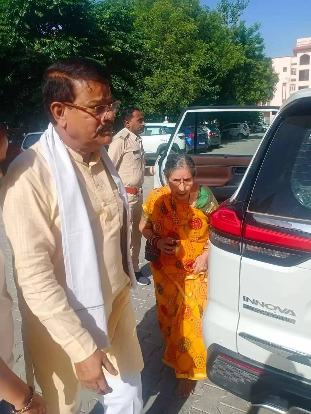 प्रधानमंत्री मोदी की पत्नी जशोदाबेन पहुंची अलवर, धार्मिक स्थलों का करेंगी भ्रमण