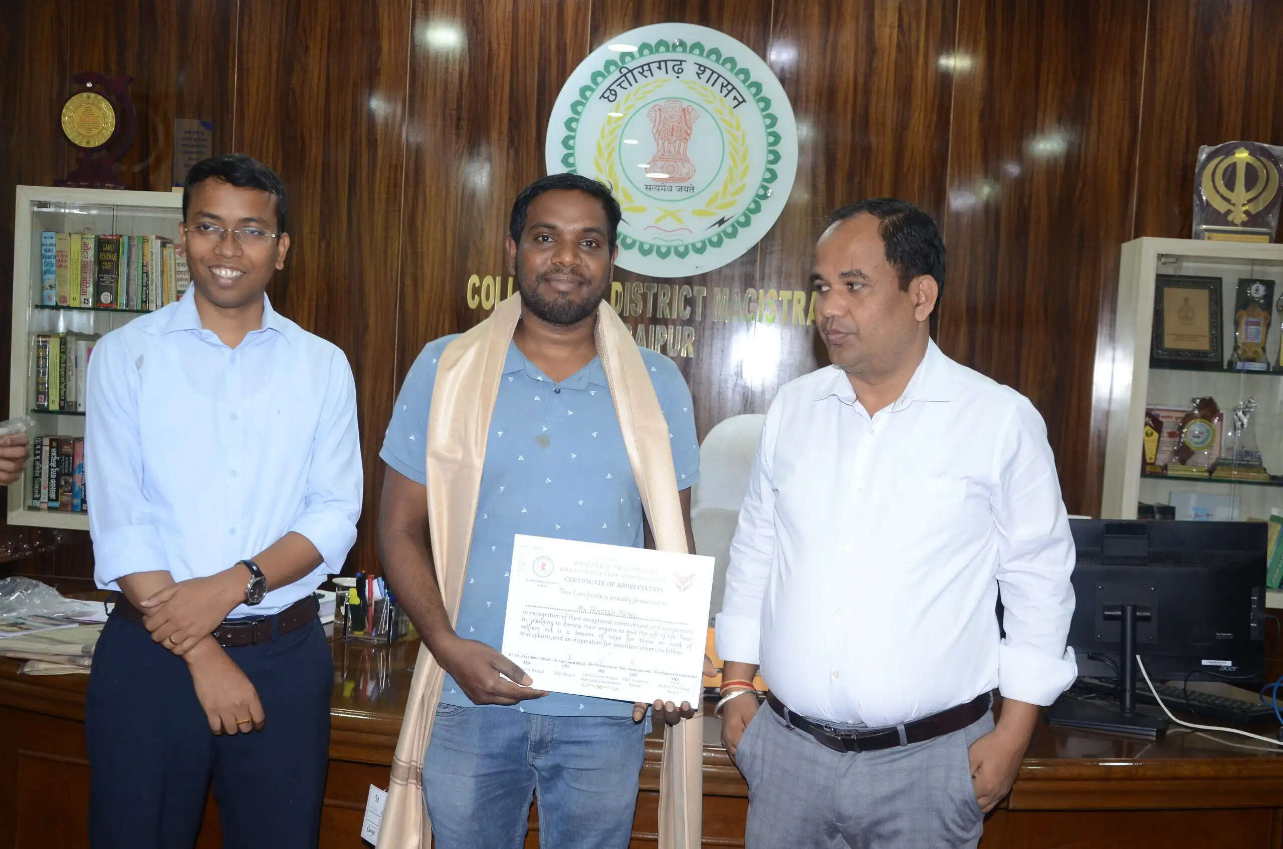 रायपुर : कलेक्टर ने अंगदान संकल्प लेने वाले कर्मचारी को किया सम्मानित