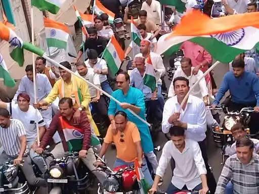 देशभक्ति के रंग में रंगा&nbsp;मध्यप्रदेश: ओंकारेश्वर में 151 नौकाओं की यात्रा,&nbsp;इंदौर में गूंजा वंदे मातरम्