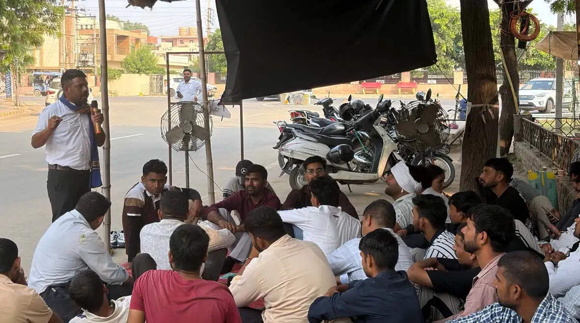 हिसार में लघु सचिवालय के बाहर जेन जी छात्रों का धरना जारी, लंबित भर्तियों को पूरा करने की मांग