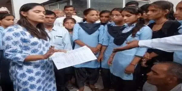 हमें दया नहीं, सड़क चाहिए: स्कूल का रास्ता बंद होने पर बस्ता लेकर कलेक्ट्रेट पहुंचे बच्चे