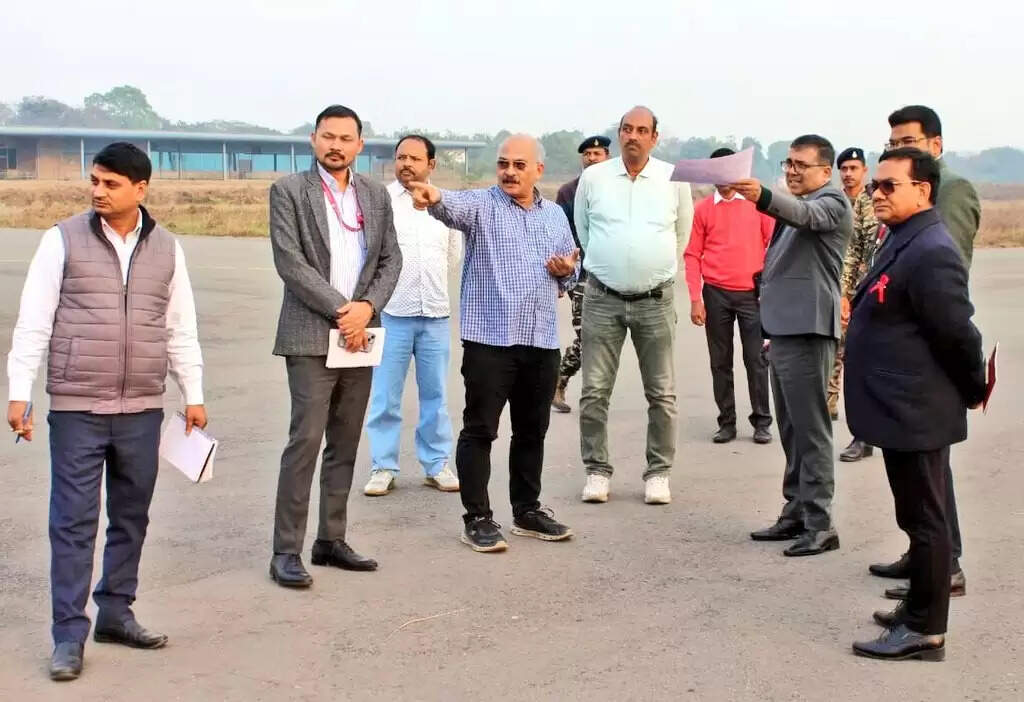 उपायुक्त ने एयरपोर्ट का निरीक्षण कर हाई मास्ट लाइट लगाने का दिया निर्देश