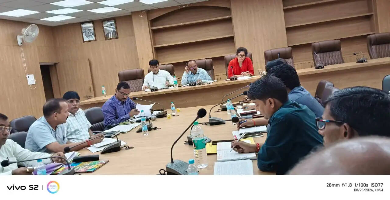 डीएम ने बीईओ और निर्माण समन्वयक के वेतन पर लगाई रोक, 10 दिन में जर्जर भवन ध्वस्त करने के निर्देश