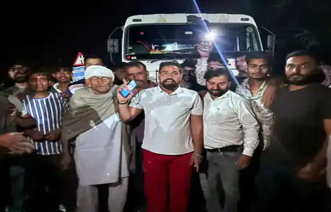 नारनौल : सड़क हादसे के विरोध में ग्रामीणों ने लगाया जाम