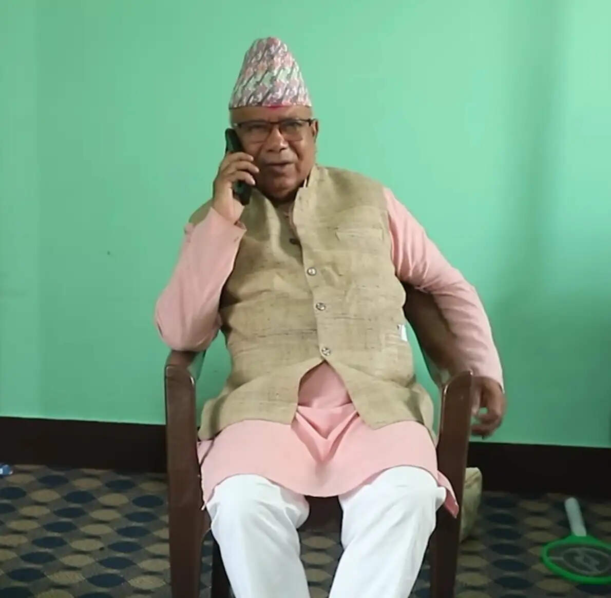नेपाल के पूर्व प्रधानमंत्री माधव कुमार रूस रवाना