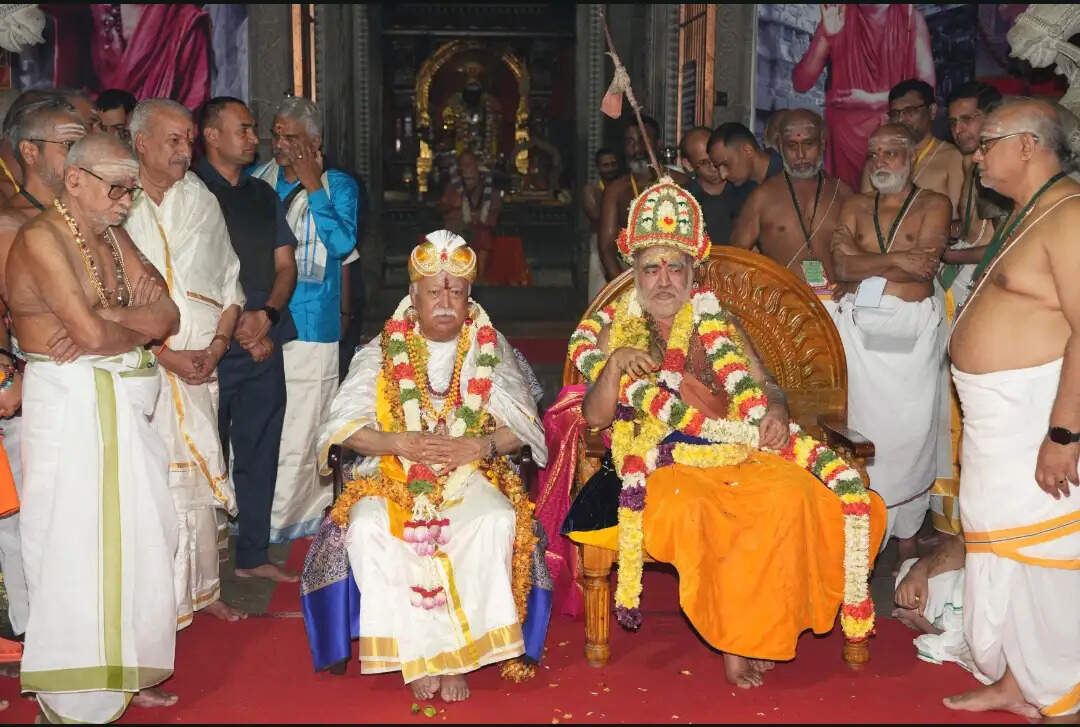 कांची की आध्यात्मिक भूमि से विश्व कल्याण का संदेश, आचार्यों से मिले संघ प्रमुख मोहन भागवत