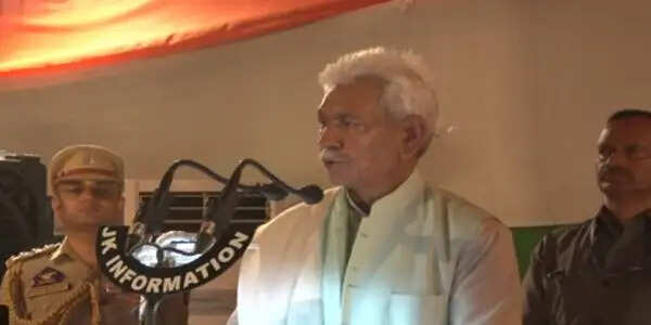 अमरनाथ तीर्थयात्रियों को रवाना करने से पहले उप राज्यपाल मनोज सिन्हा ने की पूजा-अर्चना, कहा- आयोजन की पवित्रता बनाए रखना जरूरी