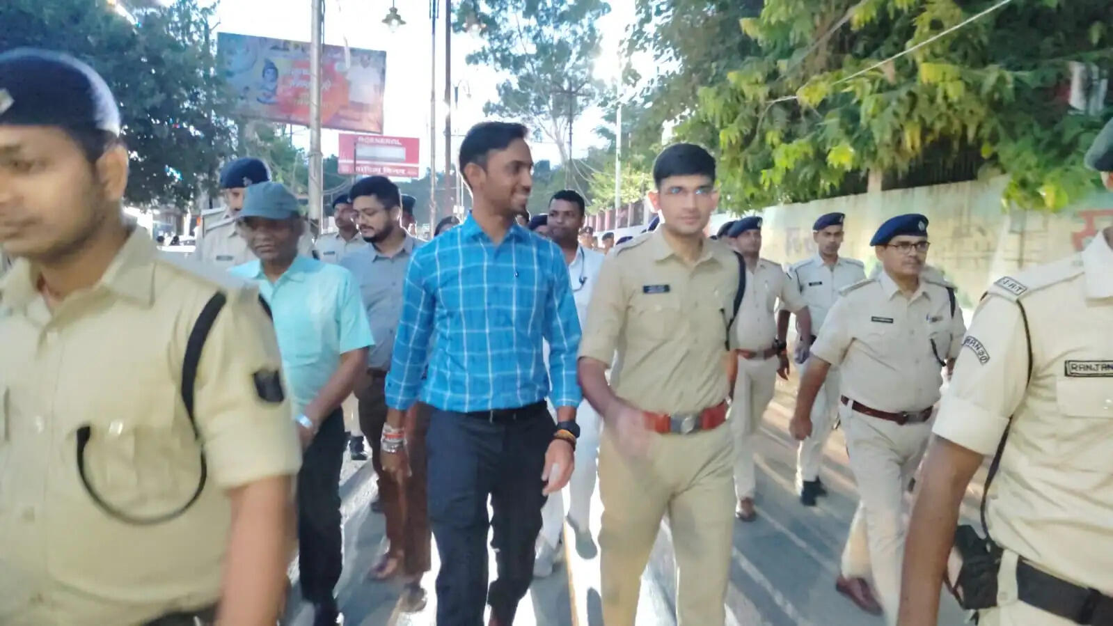 महावीरी मेले को लेकर शहर में फ्लैग मार्च, डीएम-एसपी ने पैदल घूमकर लिया सुरक्षा व्यवस्था का जायजा