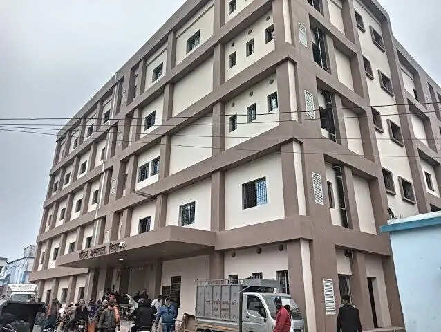 एचआईवी मरीज के ब्लड सैंपल से भी ‘परहेज’, पिता-पुत्र दिनभर भटकते रहे
